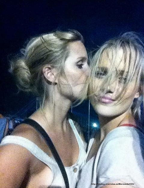 Claire Holt con su hermana