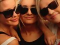Claire Holt con su hermana y una amiga
