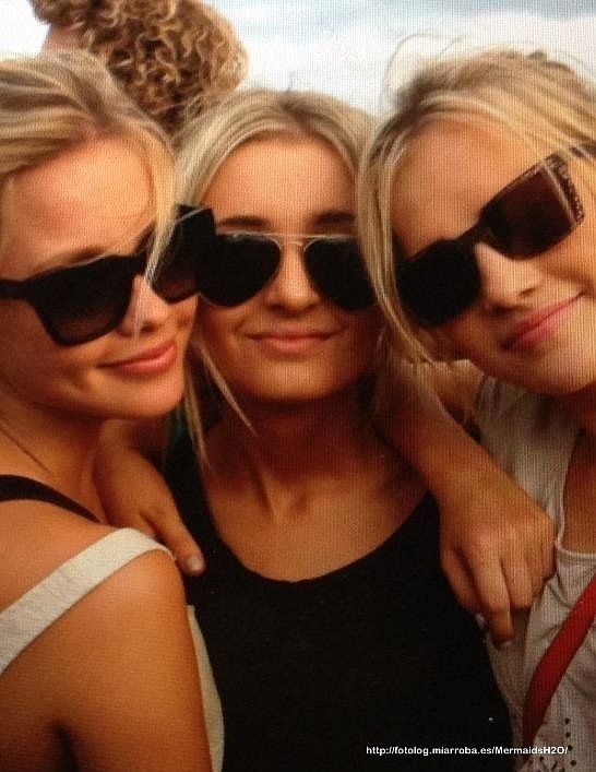 Claire Holt con su hermana y una amiga
