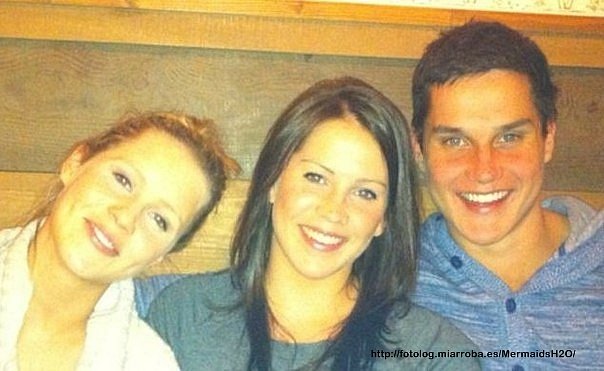 Claire Holt con su hermana y ... ¿un amigo?