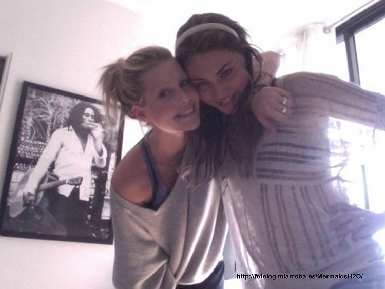 Claire Holt y Phoebe Tonkin