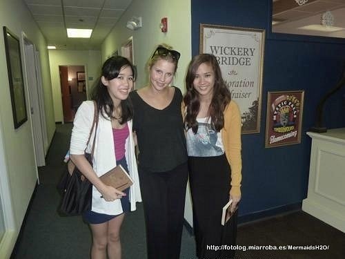 Claire Holt con unas fans en el set de TVD