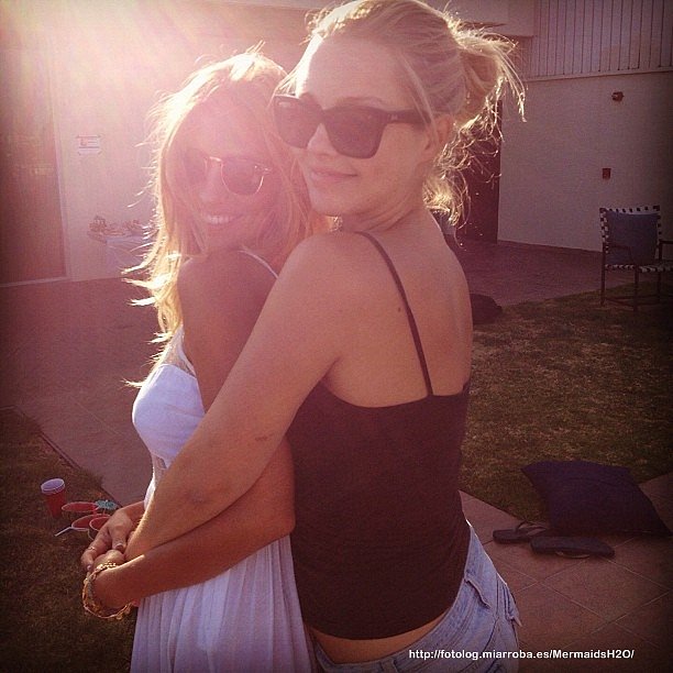 Claire Holt con sus amigas