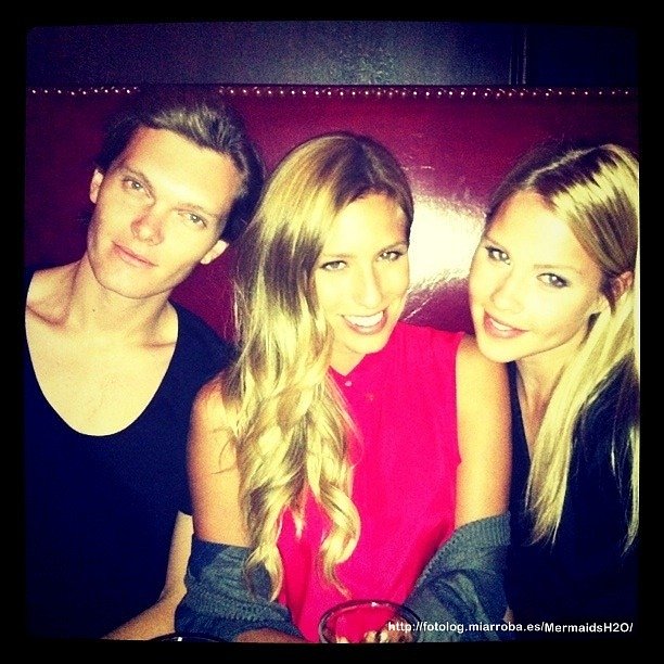 Claire Holt con sus amigos