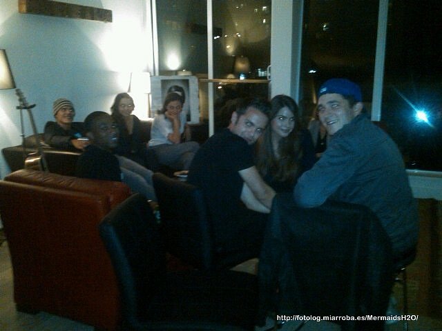 Phoebe Tonkin con sus amigos del Círculo secreto