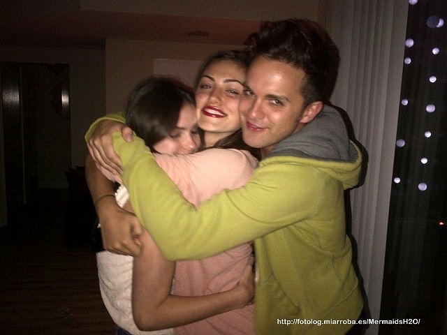 Phoebe Tonkin con sus amigos del Círculo secreto