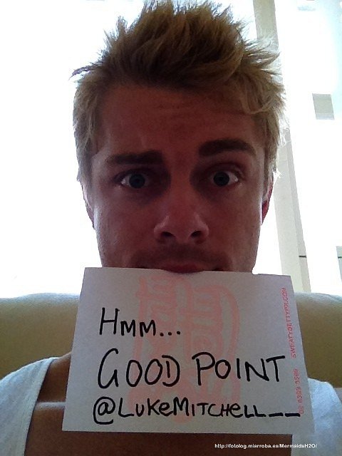 Luke Mitchell anunciando su red social twitter