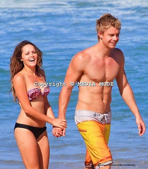 Luke Mitchell y Rebecca Breeds en la playa