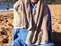 Luke Mitchell en la playa
