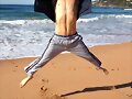 Luke Mitchell en la playa