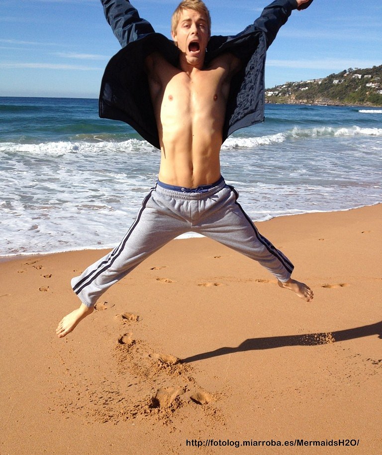 Luke Mitchell en la playa