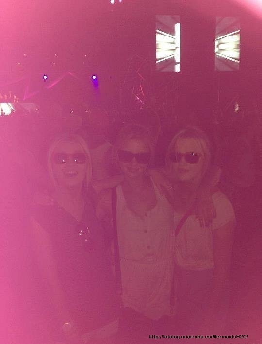 Claire Holt con sus amigas