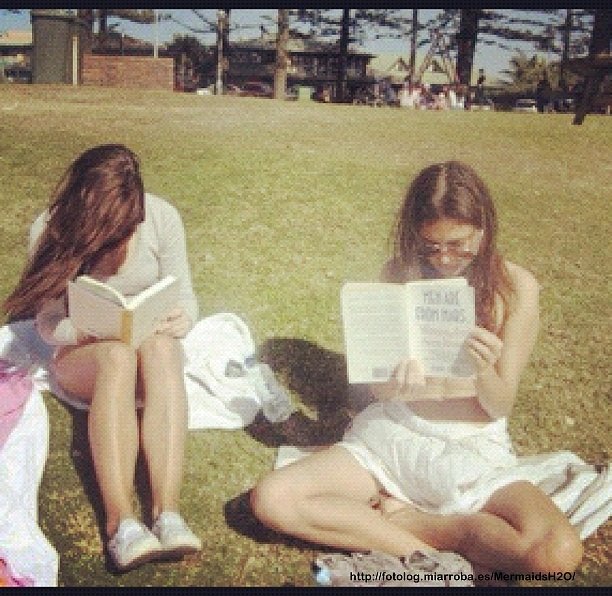 Phoebe Tonkin con sus amigas