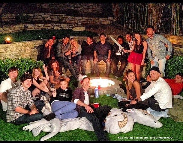 Phoebe Tonkin con amigos