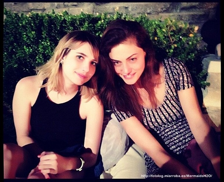 Phoebe Tonkin con una amiga