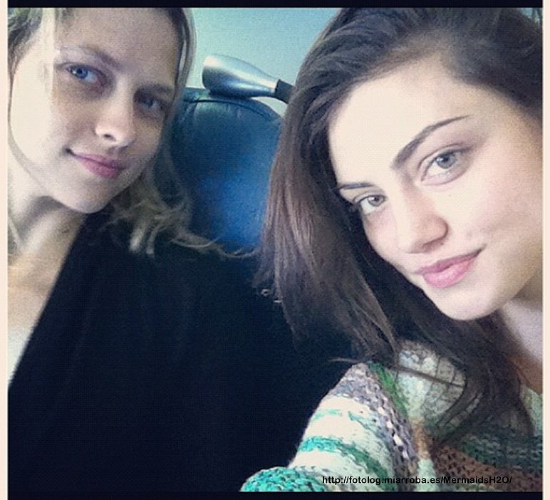 Phoebe Tonkin con su amiga Teresa Palmer