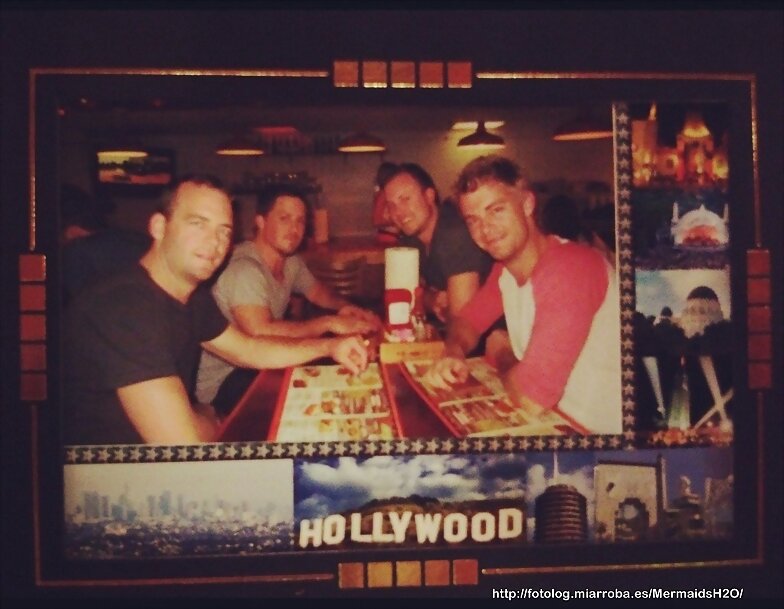 Luke Mitchell con amigos