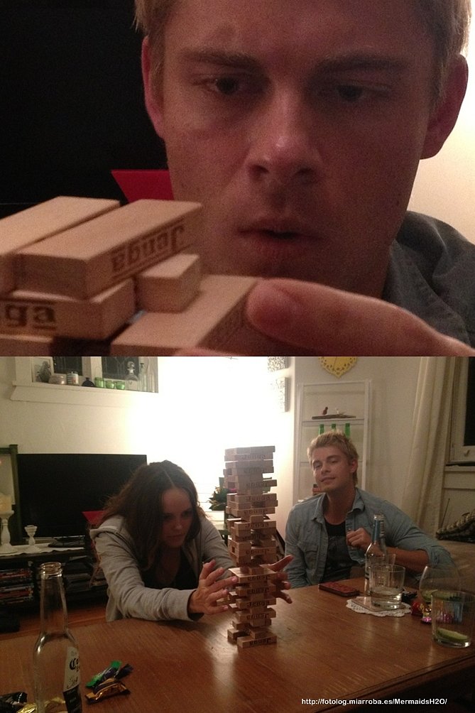 Luke Mitchell y su novia Rebecca Breeds jugando