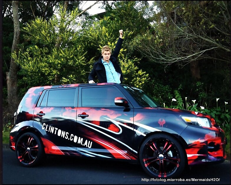 Luke Mitchell con su coche tuneado