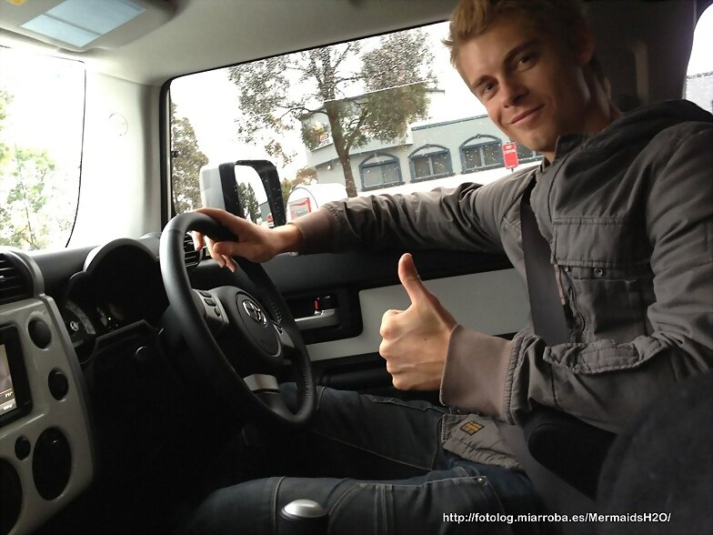 Luke Mitchell en su coche