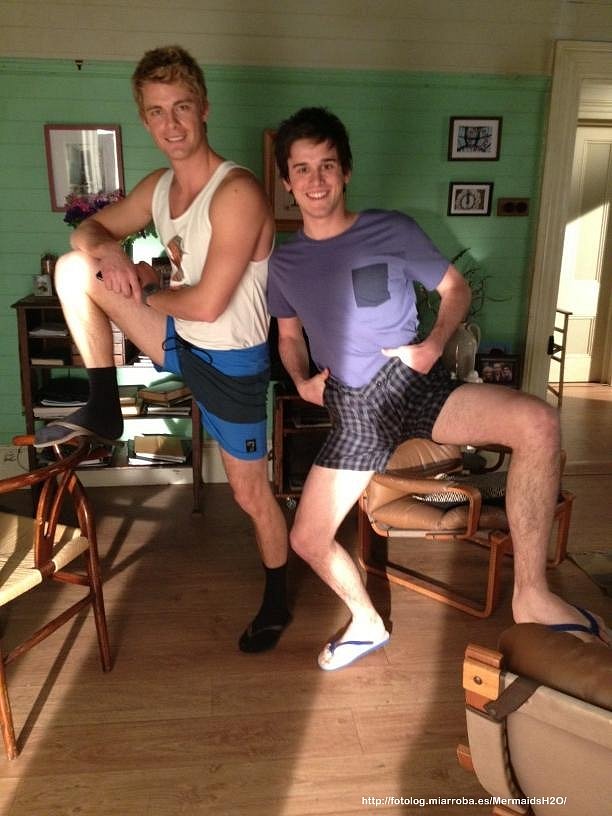 Luke Mitchell con un amigo