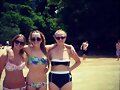 Cleo Massey con amigas en la playa