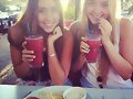Cleo Massey con una amiga