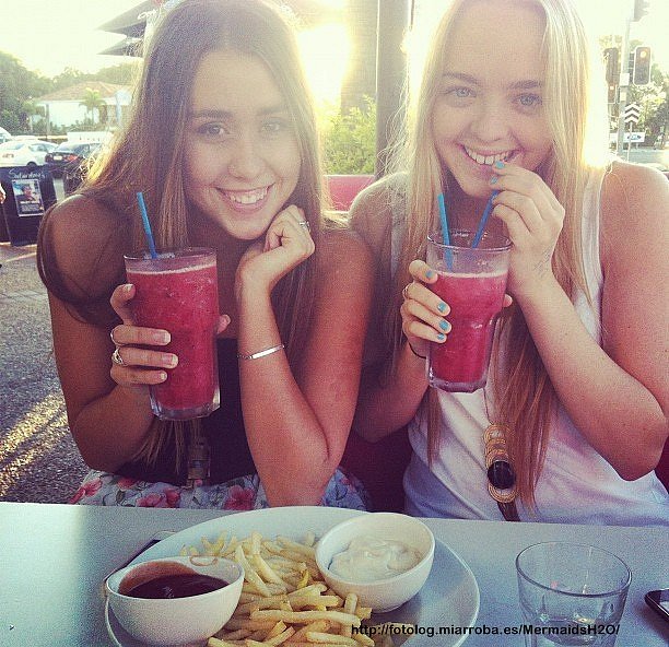 Cleo Massey con una amiga