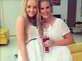 Cleo Massey con una amiga