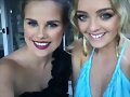 Cleo Massey con una amiga en un evento