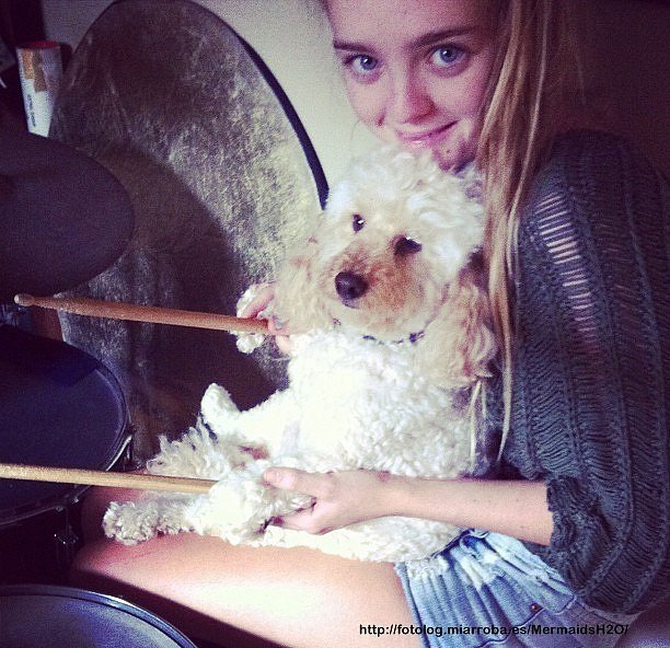 Cleo Massey con su perrito