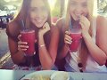 Cleo Massey con una amiga