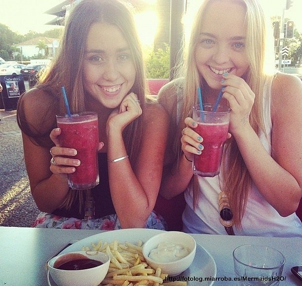 Cleo Massey con una amiga