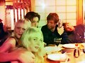 Phoebe Tonkin con amigos