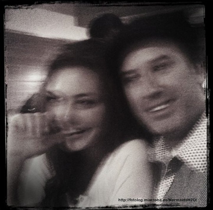 Phoebe Tonkin con amigos