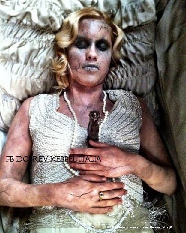 Claire Holt como Rebekah en The Vampire Diaries