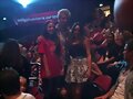 Luke Mitchell y su novia en un concierto Taylor Sw