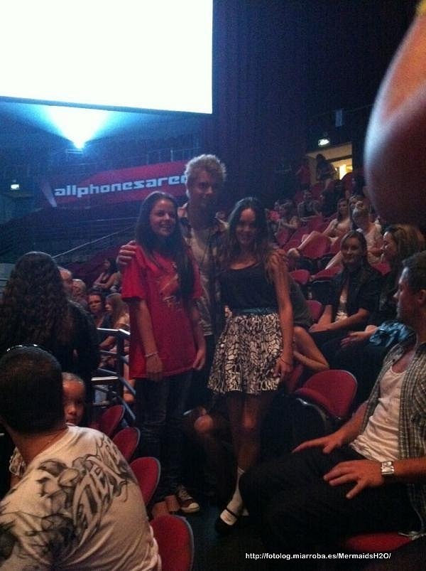 Luke Mitchell y su novia en un concierto Taylor Sw