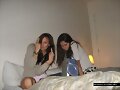 Phoebe Tonkin con una amiga cuando eran m&aacute;s peques
