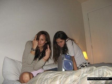 Phoebe Tonkin con una amiga cuando eran más peques