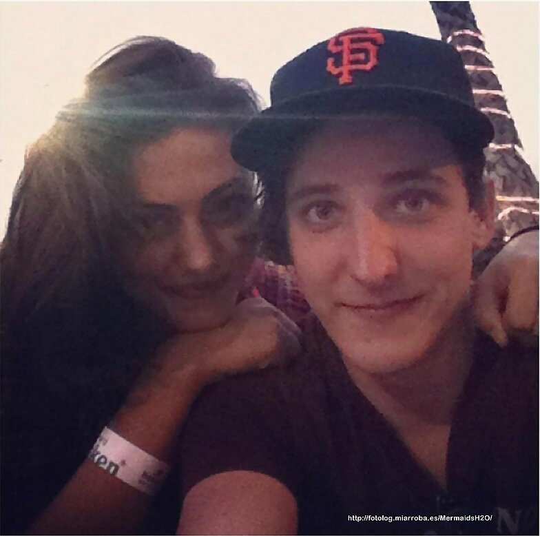 Phoebe Tonkin con un amigo