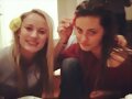 Phoebe Tonkin con una amiga