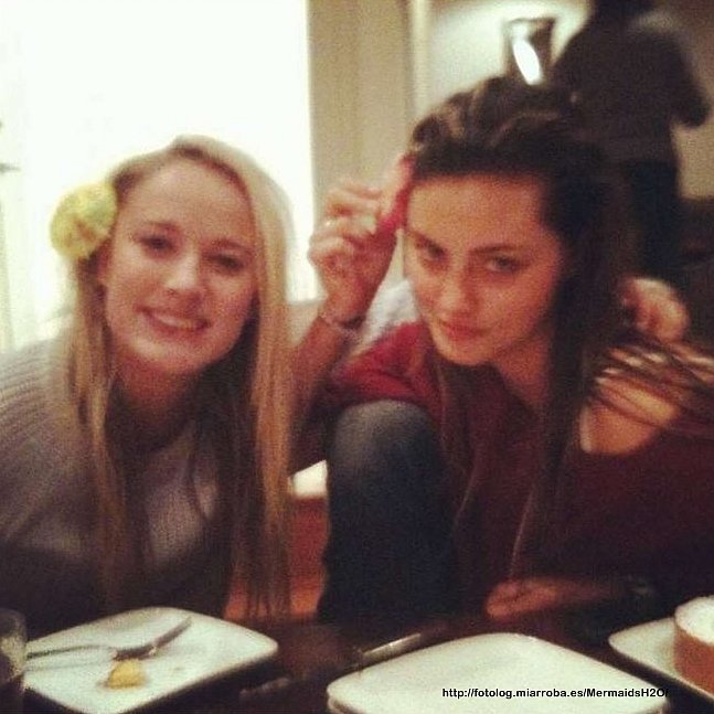 Phoebe Tonkin con una amiga