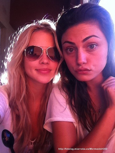 Claire Holt y Phoebe Tonkin 'best friends'