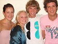 Cariba Heine con amigos