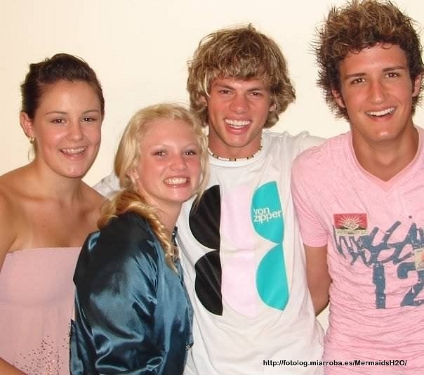 Cariba Heine con amigos