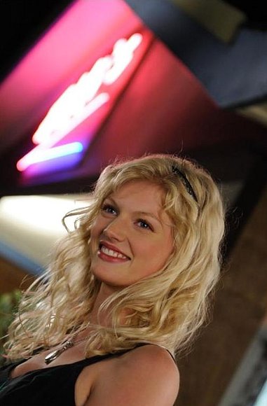 Rikki en su bar "Rikki's"