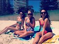 Cleo Massey con sus amigas en la playa
