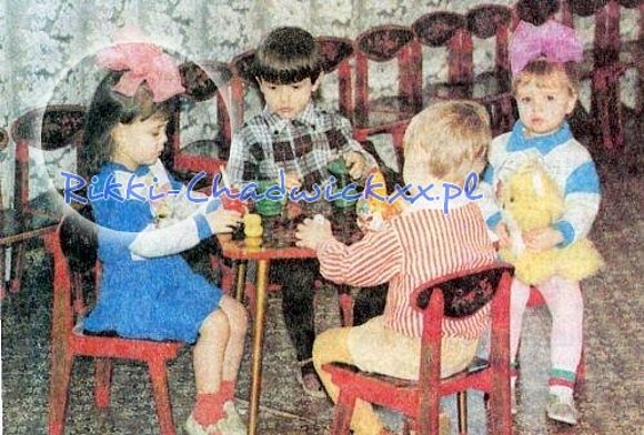 Phoebe de pequeña en la escuela
