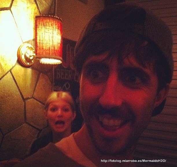 Cariba Heine con amigos